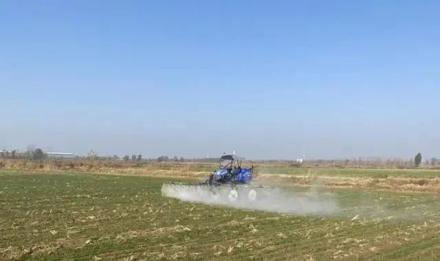 智慧農業助力農民豐收 無人駕駛農機開進農田